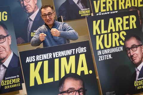 Für ihre Kampagne setzen die Grünen voll auf Spitzenkandidat Cem Özdemir. Foto: Marijan Murat/dpa