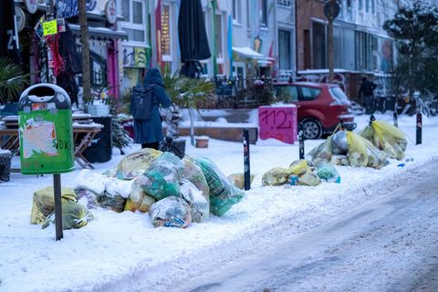Glatte Straßen und starkes Schneetreiben haben mancherorts die Müllabfuhr gestoppt. (Archibild) Foto: Sina Schuldt/dpa