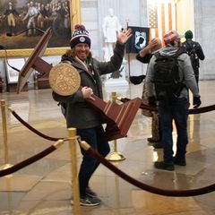 Adam Johnson beim Kapitolsturm mit dem Rednerpult von Nancy Pelosi