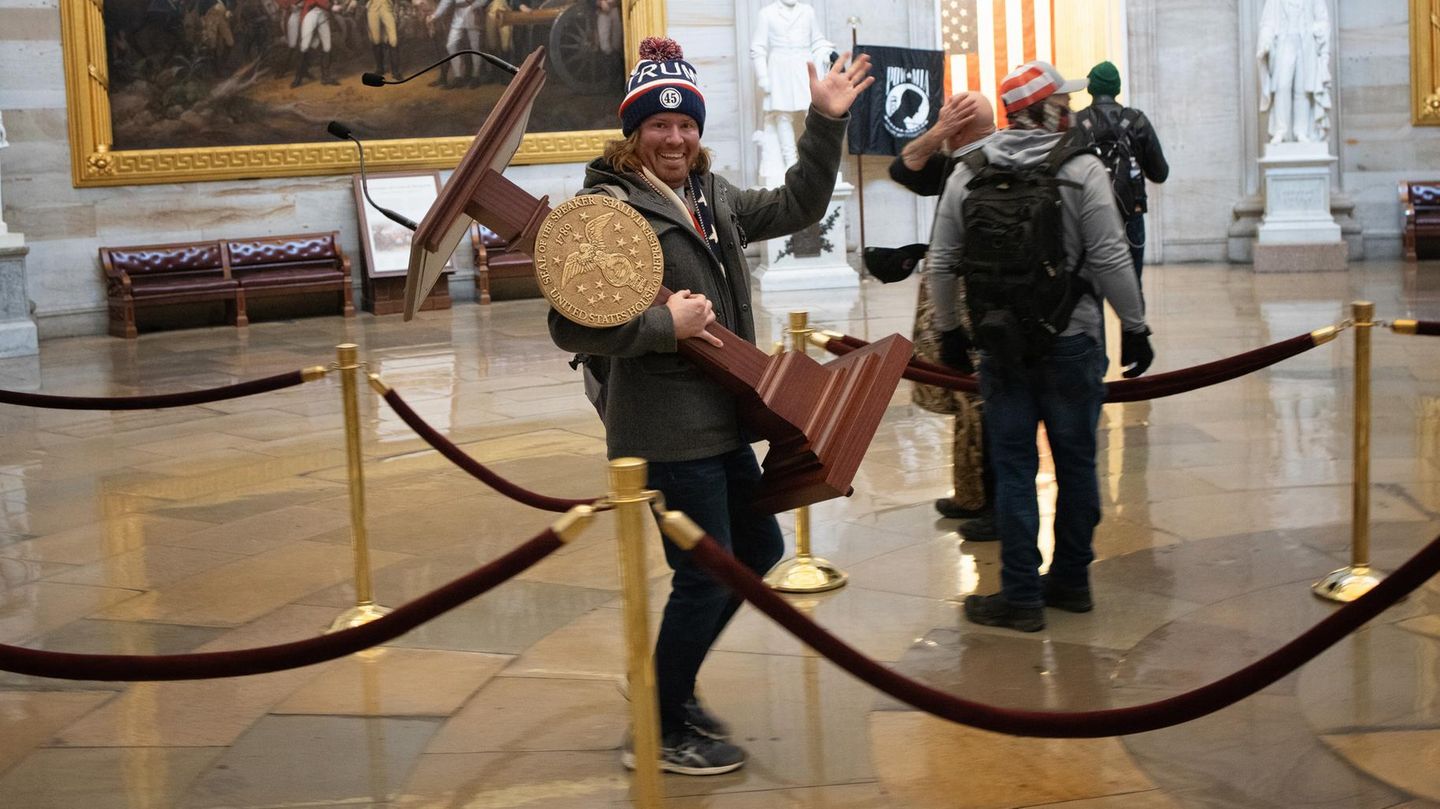 Adam Johnson beim Kapitolsturm mit dem Rednerpult von Nancy Pelosi