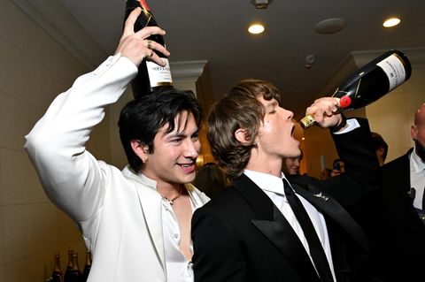 Die "Heated Rivalry"-Stars Hudson Williams und Connor Storrie feiern backstage bei den Golden Globes