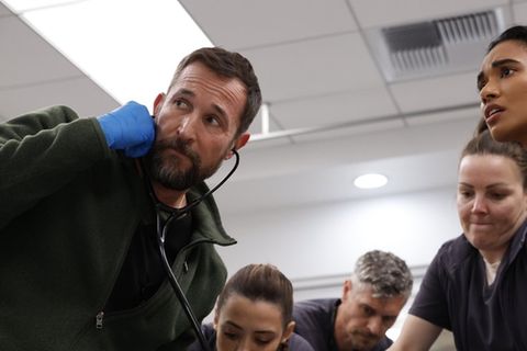 Die mit Preisen überschüttete Krankenhausserie "The Pitt" mit "ER"-Star Noah Wyle (l.) startet in Deutschland.