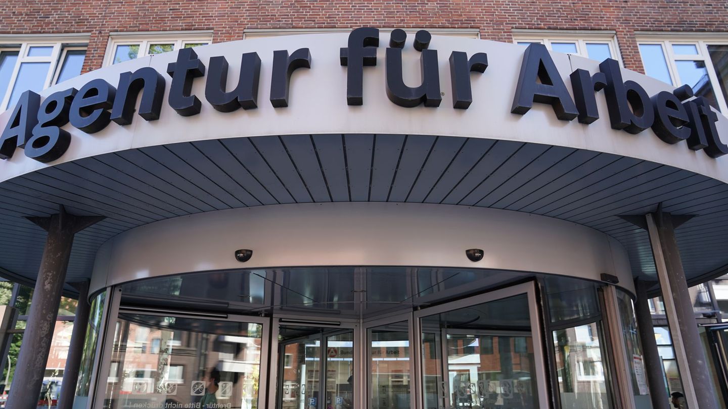 Die Quote der Jugendlichen, die nach der zehnten Klasse direkt in eine Ausbildung starten, ist nach Angaben der Schulbehörde von