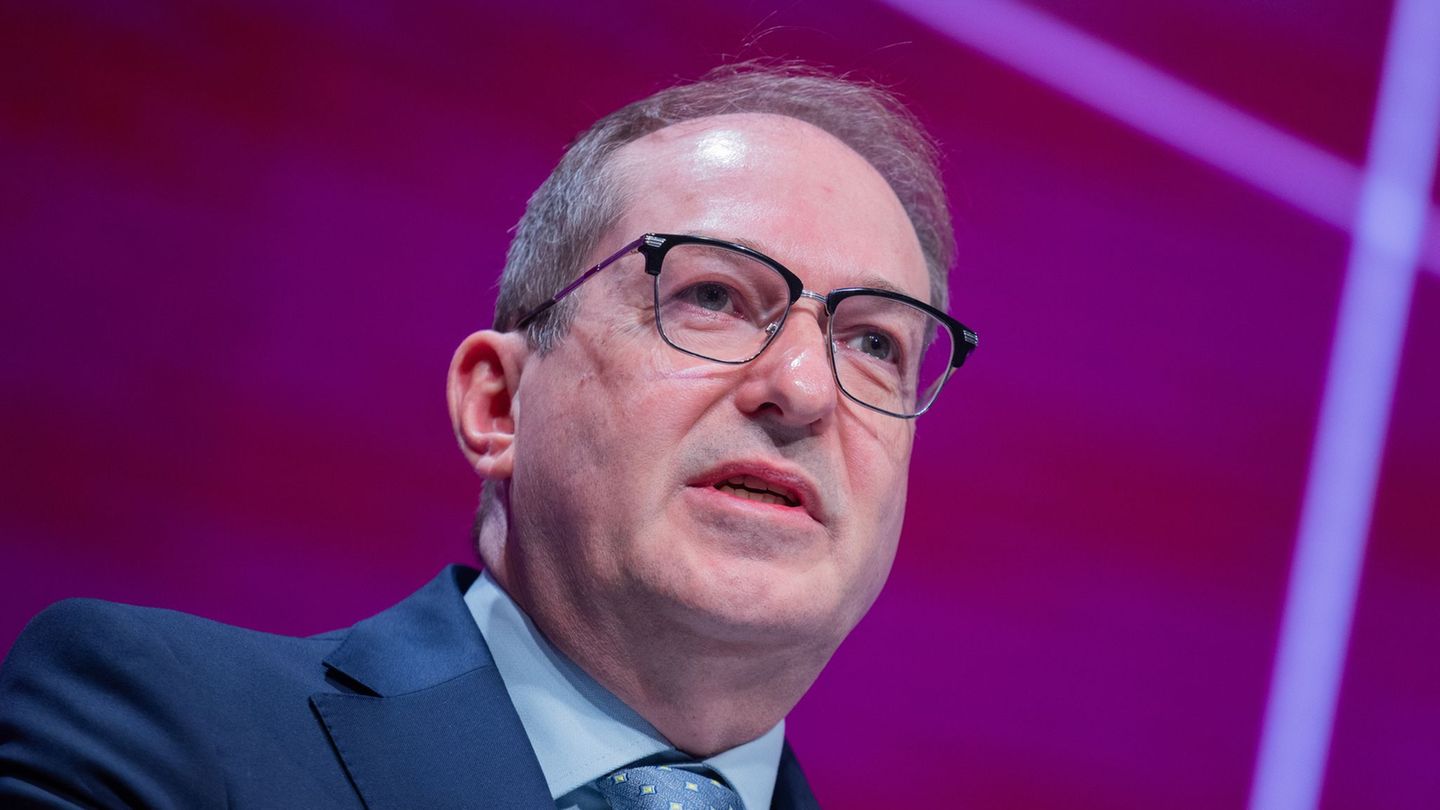 Bundesinnenminister Alexander Dobrindt will mehr Mitarbeiter des Verfassungschutzes im Kampf gegen den Linksextremismus einsetze