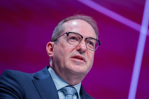 Bundesinnenminister Alexander Dobrindt will mehr Mitarbeiter des Verfassungschutzes im Kampf gegen den Linksextremismus einsetze