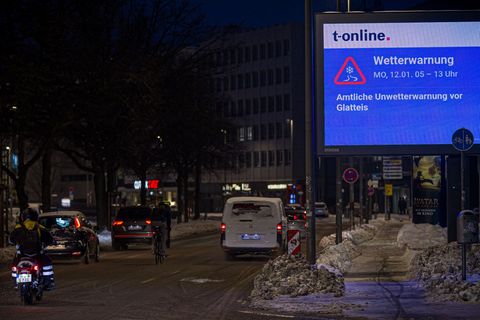 Der Deutsche Wetterdienst warnt am Morgen vor Glatteis. Foto: Moritz Frankenberg/dpa