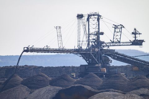 Ein Förderband in der Arbeitskette des Tagebaus löst einen Großeinsatz der Feuerwehr aus. (Archivbild) Foto: Robert Michael/dpa