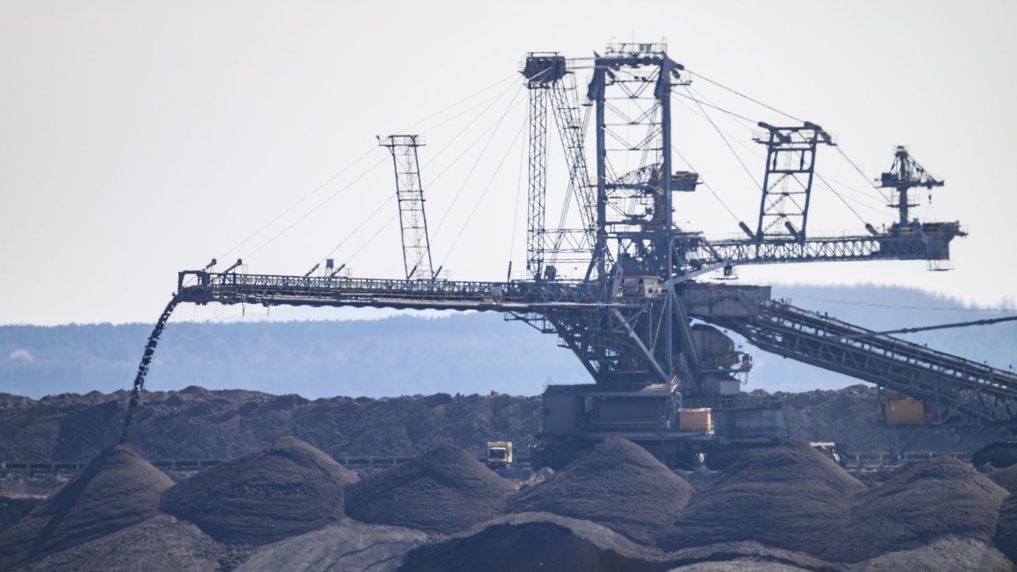 Ein Förderband in der Arbeitskette des Tagebaus löst einen Großeinsatz der Feuerwehr aus. (Archivbild) Foto: Robert Michael/dpa
