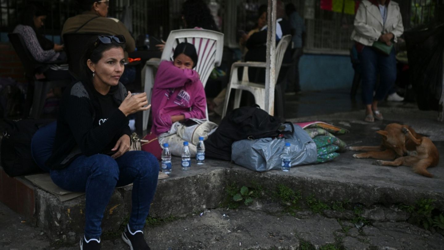 Angehörige von Häftlingen vor einem Gefängnis in Guatire