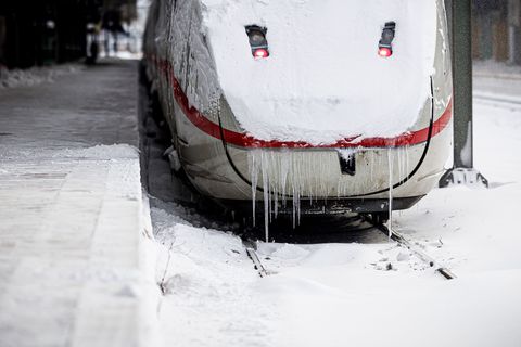 Die Bahn gerät bei Extremwetterlagen immer wieder in Bedrängnis. (Archivbild) Foto: Moritz Frankenberg/dpa