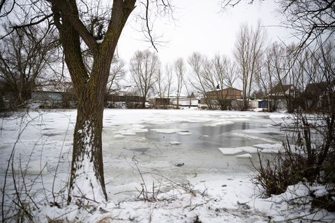 Eisbaden sollte man nie alleine, sondern mindestens zu zweit, rät die DLRG. In einem Teich in Wismar ist ein Eisbader tödlich ve