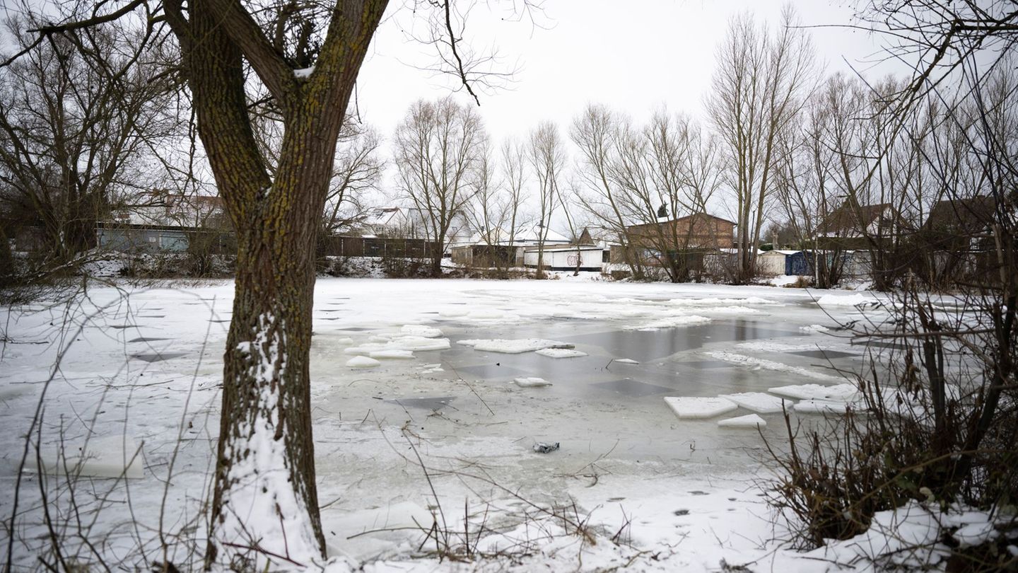 Eisbaden sollte man nie alleine, sondern mindestens zu zweit, rät die DLRG. In einem Teich in Wismar ist ein Eisbader tödlich ve