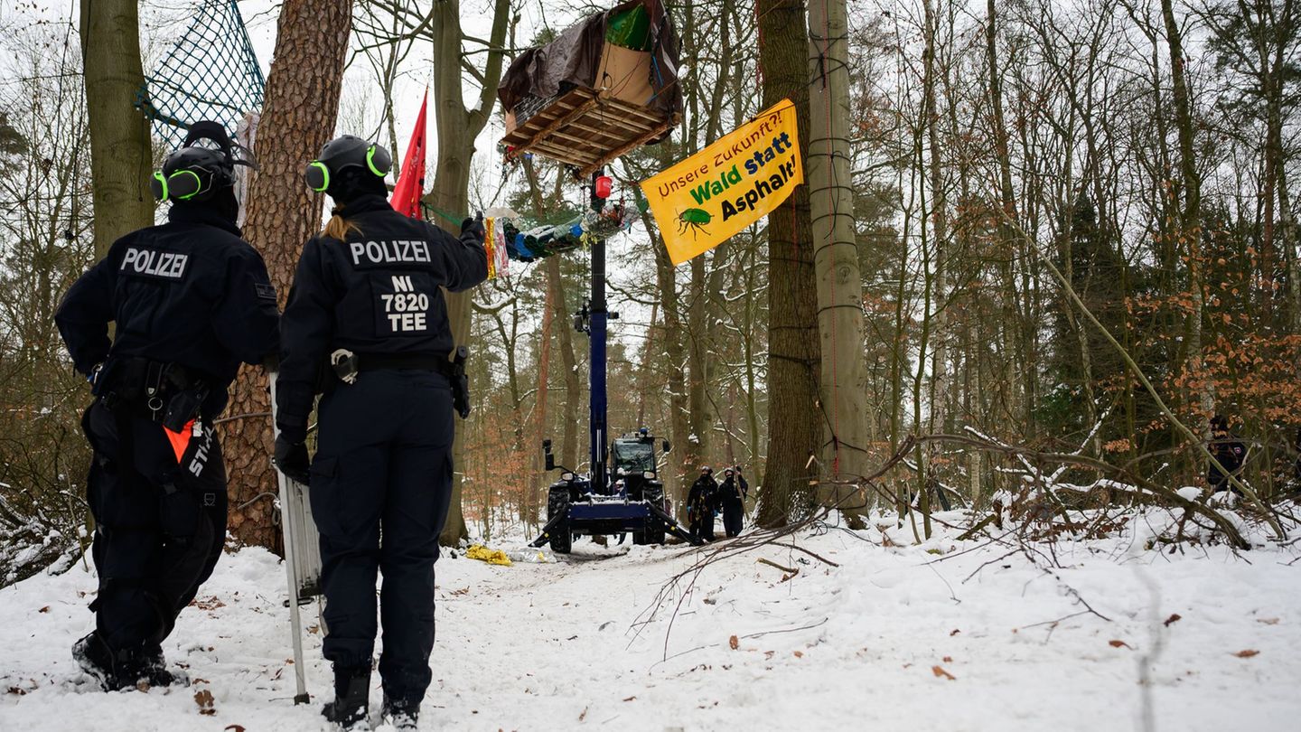Polizisten räumen Plattformen in einem Wald bei Lüneburg, auf denen Aktivisten seit Wochen gegen den Ausbau der A39 protestieren