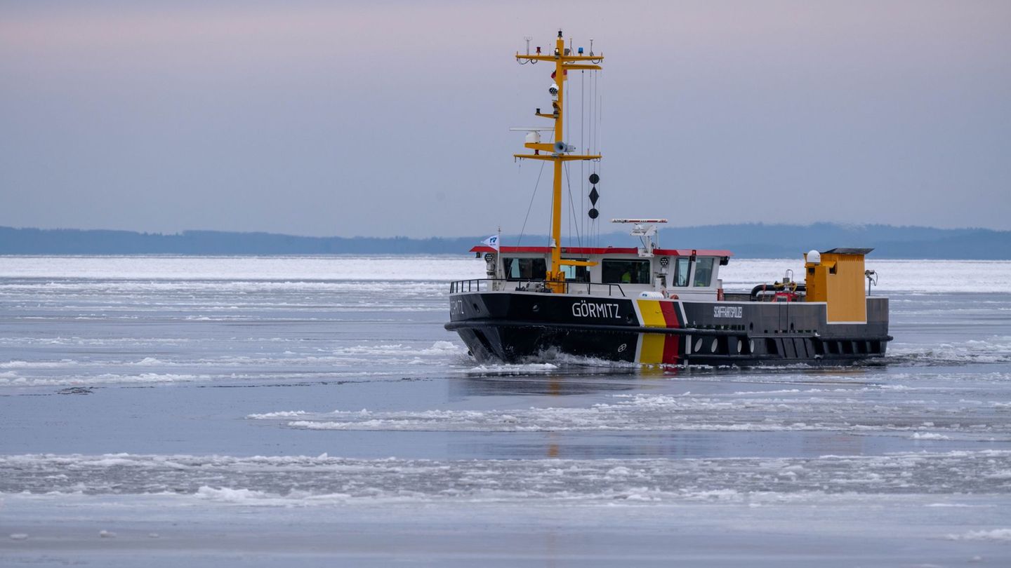 Bis zu 30 Zentimeter dickes Eis kann die "Görmitz" bei langsamer Fahrt brechen. Foto: Stefan Sauer/dpa