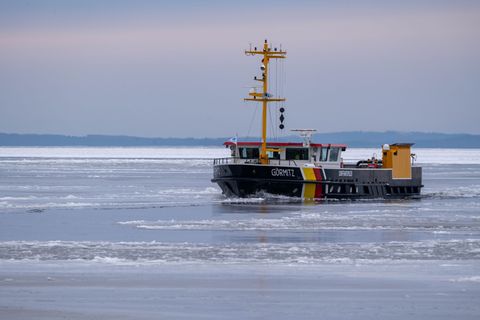 Bis zu 30 Zentimeter dickes Eis kann die "Görmitz" bei langsamer Fahrt brechen. Foto: Stefan Sauer/dpa