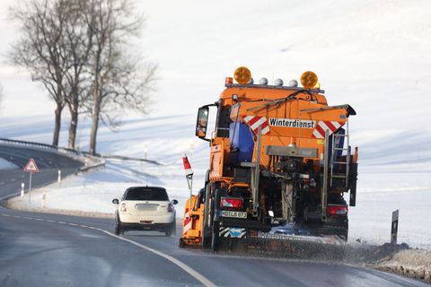 In Sachsen, Sachsen-Anhalt und Thüringen kann es auf Straßen und Wegen sehr glatt werden. Foto: Matthias Bein/dpa