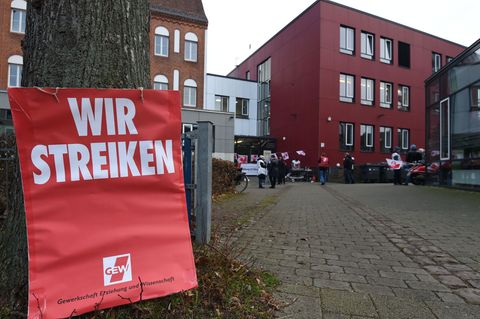 Die Gewerkschaft Erziehung und Wissenschaft (GEW) hat zu ganztägigen Warnstreik an Schulen in Bremen aufgerufen. (Archivbild) Fo