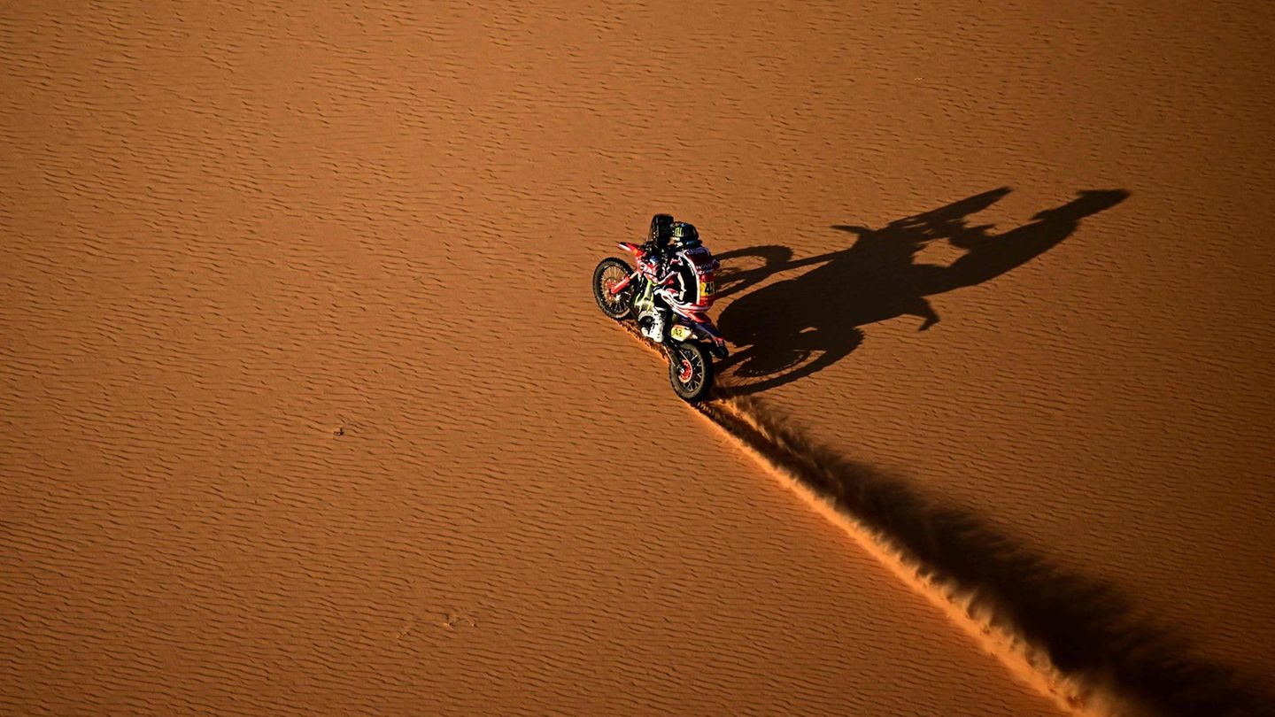 Wadi ad-Dawasir, Saudi-Arabien. Der französische Motorradfahrer Adrien Van Beveren brettert gerade durch die Rub al-Chali, die größte Sandwüste der Erde. In den endlosen Dünen fand die 8. Etappe der Rallye Dakar statt – eine Herausforderung für Mensch und Maschine