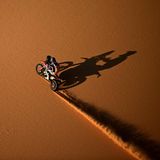 Wadi ad-Dawasir, Saudi-Arabien. Der französische Motorradfahrer Adrien Van Beveren brettert gerade durch die Rub al-Chali, die größte Sandwüste der Erde. In den endlosen Dünen fand die 8. Etappe der Rallye Dakar statt – eine Herausforderung für Mensch und Maschine