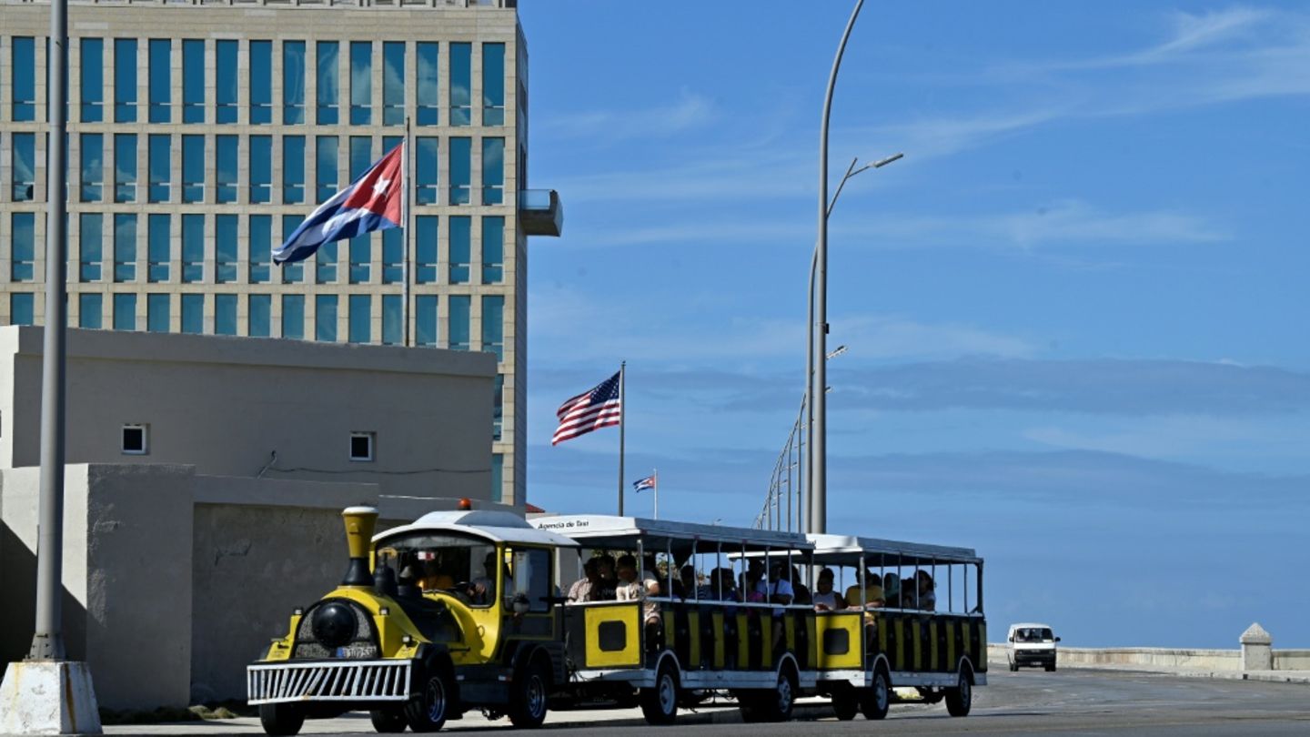 Touristengefährt vor der US-Botschaft in Havanna