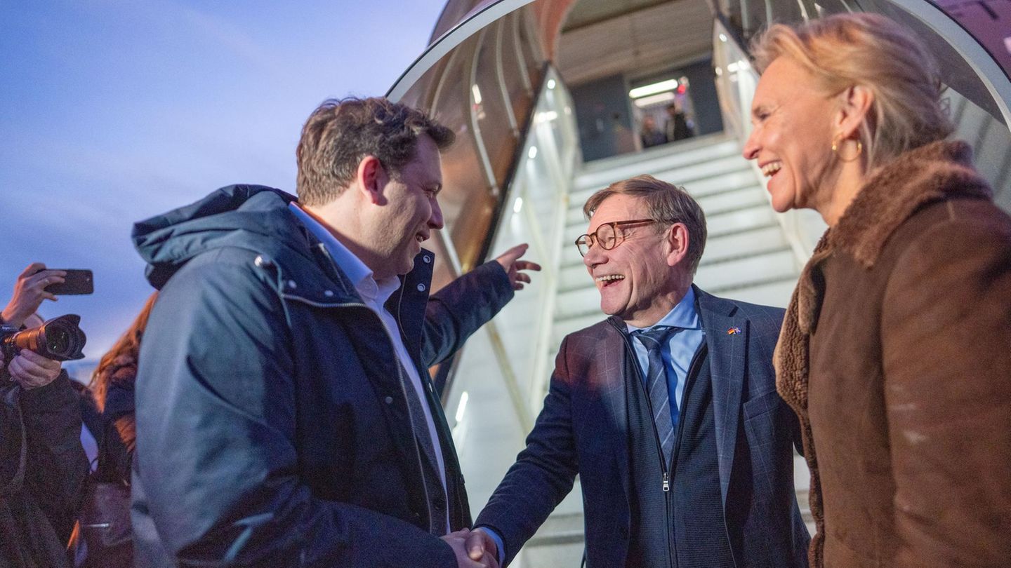 Lars Klingbeil (l.) und Johann Wadephul begrüßen sich beim Boxenstopp auf Island