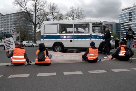 Das Urteil zu unverhältnismäßigem "Schmerzgriff" gegen einen Demonstranten durch die Polizei ist rechtskräftig. (Archivbild) Fot