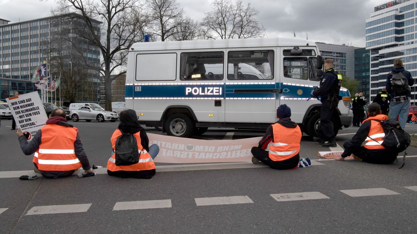 Das Urteil zu unverhältnismäßigem "Schmerzgriff" gegen einen Demonstranten durch die Polizei ist rechtskräftig. (Archivbild) Fot
