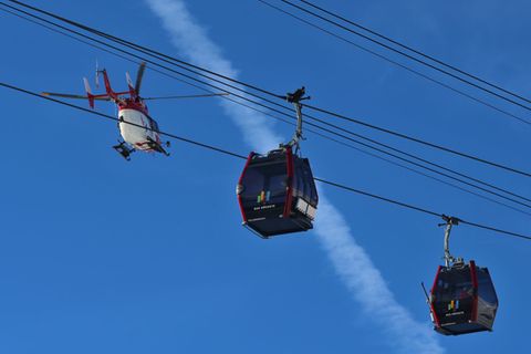 Ein Rettungshubschrauber brachte die schwer verletzte Skifahrerin ins Krankenhaus. (Symbolbild) Foto: Karl-Josef Hildenbrand/dpa