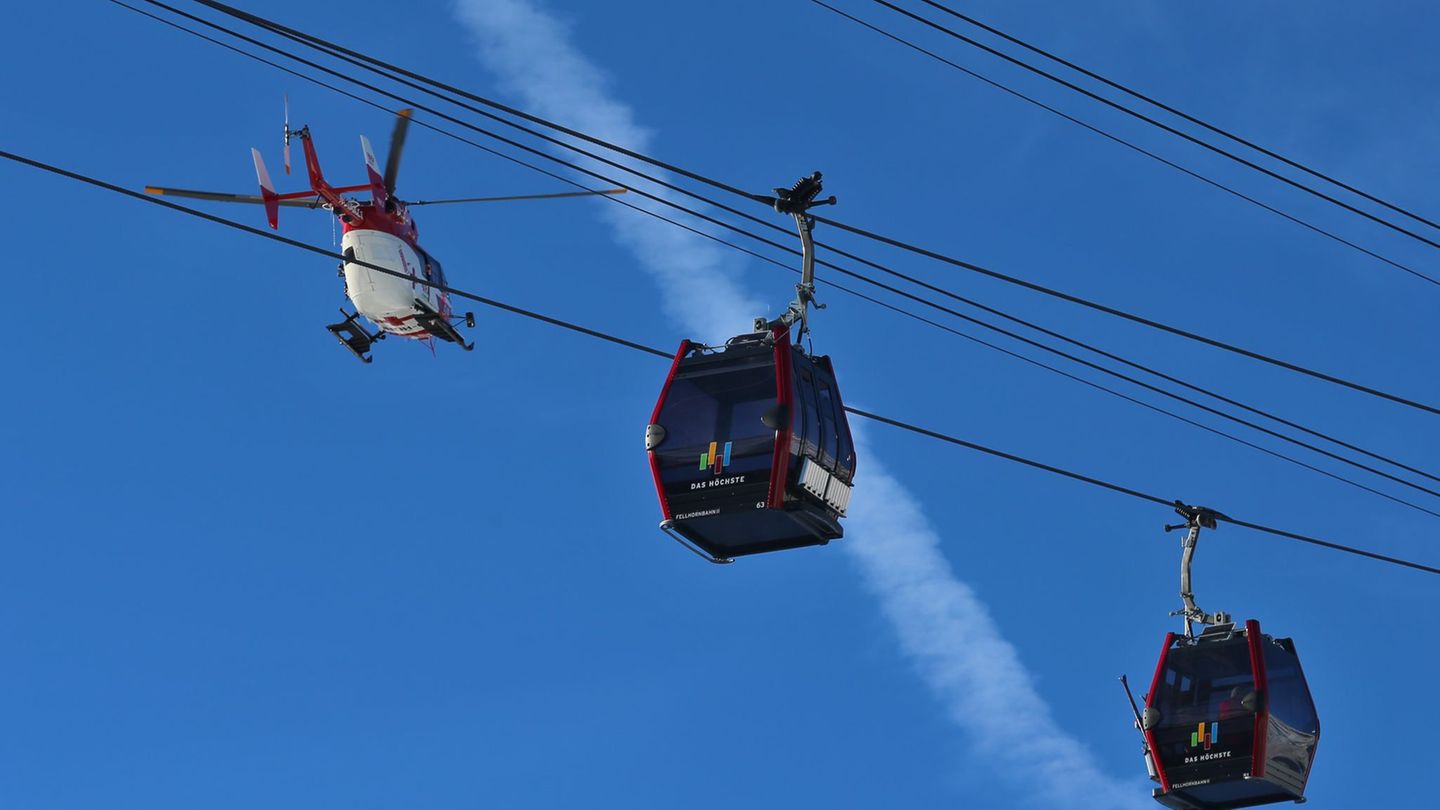 Ein Rettungshubschrauber brachte die schwer verletzte Skifahrerin ins Krankenhaus. (Symbolbild) Foto: Karl-Josef Hildenbrand/dpa