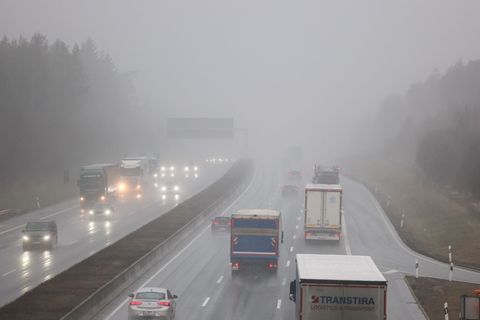 Das Wetter beeinträchtigt den Verkehr auf den Straßen Thüringens und führt zu gefährlichen Bedingungen für Autofahrer. (Symbolbi