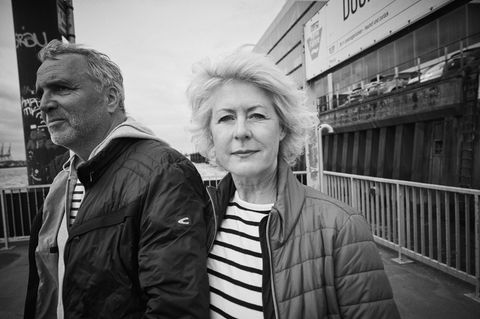 Angélique und Andreas Kästner an der Fährhaltestelle Dockland