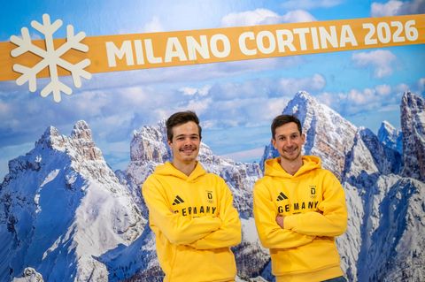 Philipp Raimund (l) und Felix Hoffmann (r) bei der Olympia-Einkleidung. Foto: Peter Kneffel/dpa