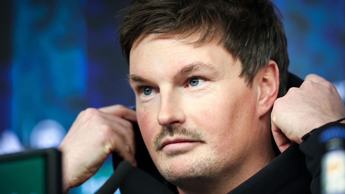 HSV-Trainer Polzin bei der Pressekonferenz vor dem Spiel gegen Bayer Leverkusen