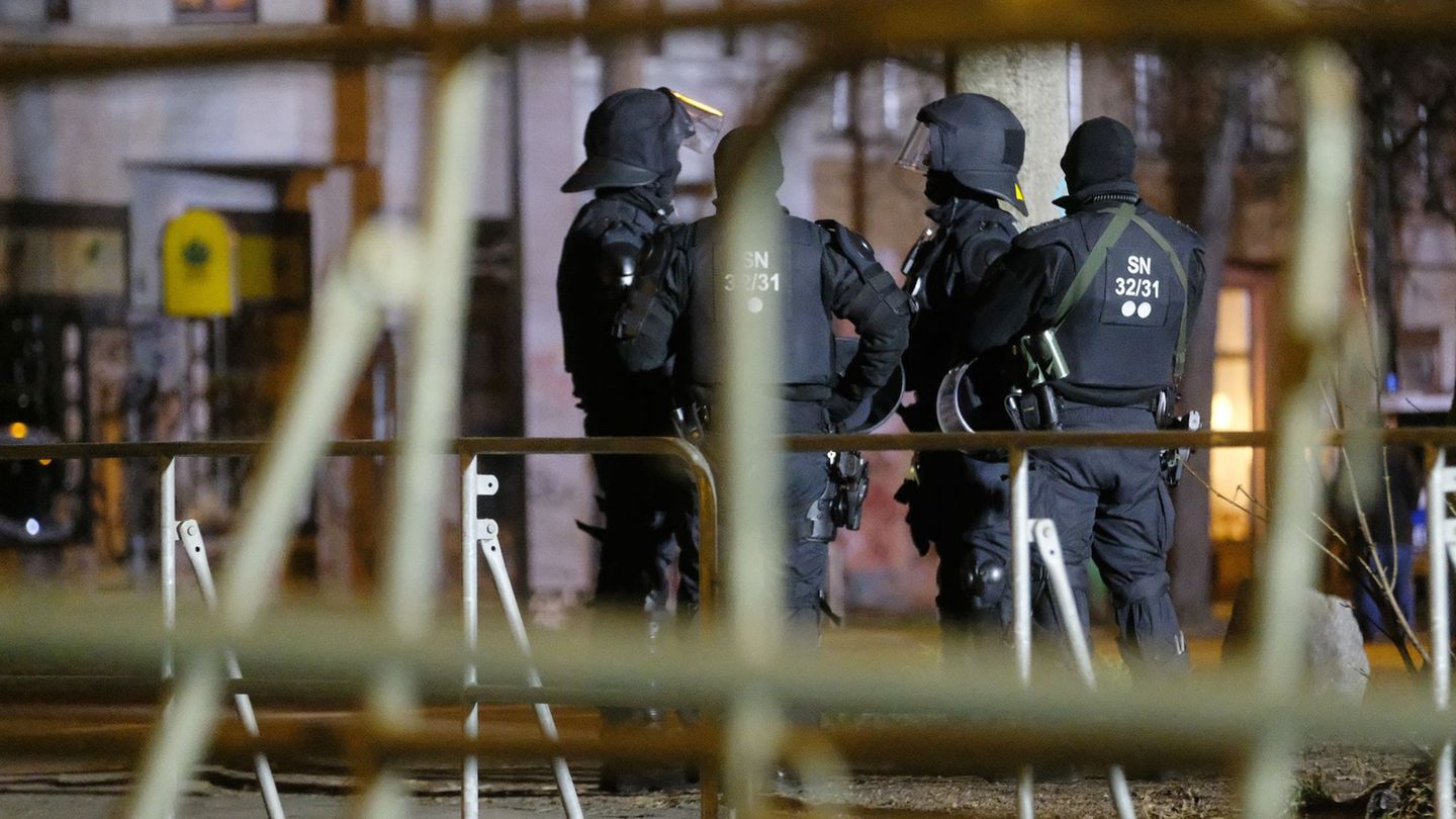 In Connewitz sollen am Samstag mehrere Linken-Demos stattfinden. (Archivbild) Foto: Sebastian Willnow/dpa-Zentralbild/dpa