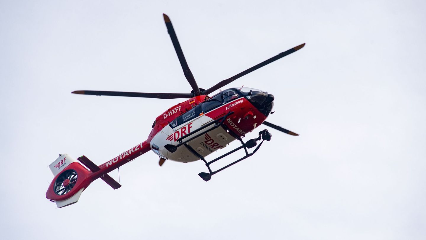 Der 45-Jährige wurde mit einem Rettungshubschrauber ins Krankenhaus gebracht. (Symbolbild) Foto: Stefan Sauer/dpa