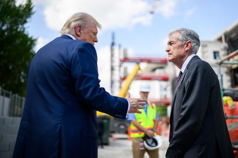Donald Trump (links) und Fed-Chef Powell im Juli 2025 bei der Besichtigung der Fed-Baustelle