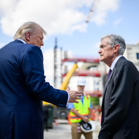 Donald Trump (links) und Fed-Chef Powell im Juli 2025 bei der Besichtigung der Fed-Baustelle