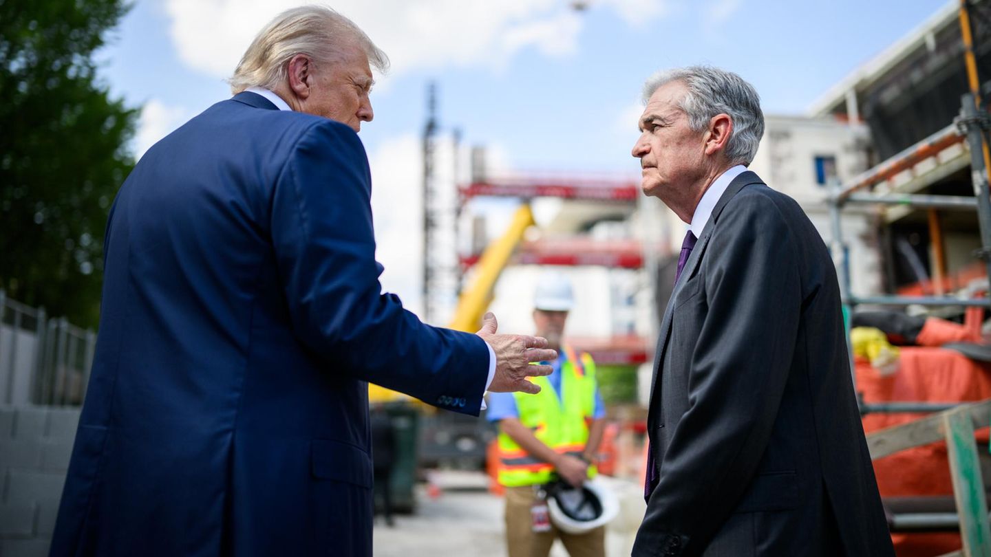Donald Trump (links) und Fed-Chef Powell im Juli 2025 bei der Besichtigung der Fed-Baustelle