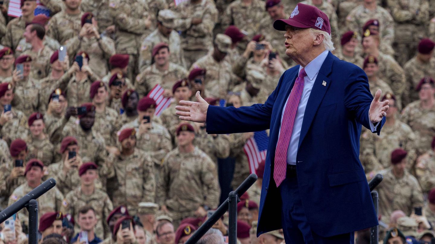 Make America great again! Präsident Donald J. Trump vor US-Truppen bei seiner Rede zum 250. Geburtstag der Armee auf der Militärbasis Fort Bragg am 10.06.2025.