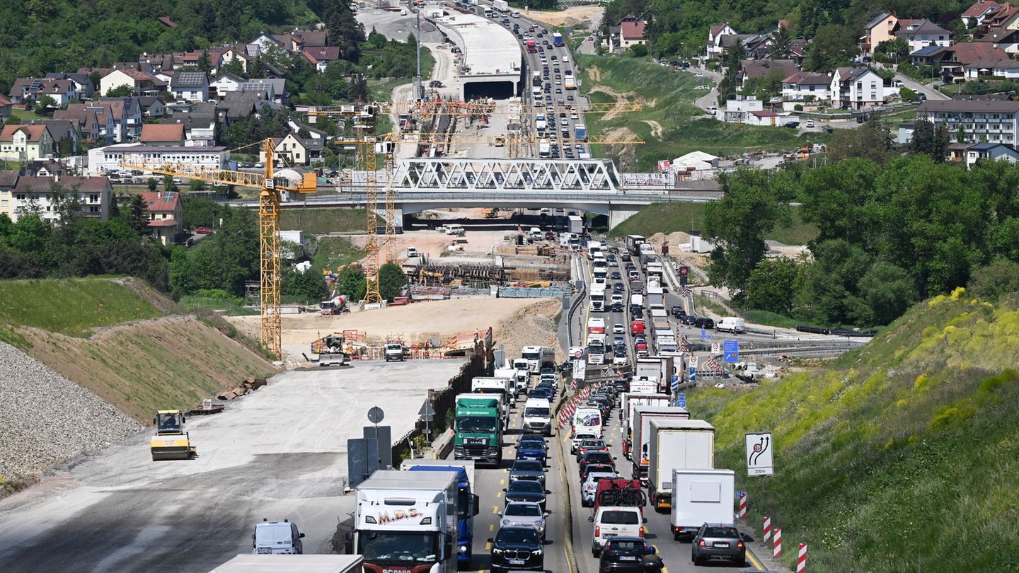 Das Bauprojekt auf der A8 soll Ende nächsten Jahres fertiggestellt werden. (Archivbild) Foto: Bernd Weißbrod/dpa