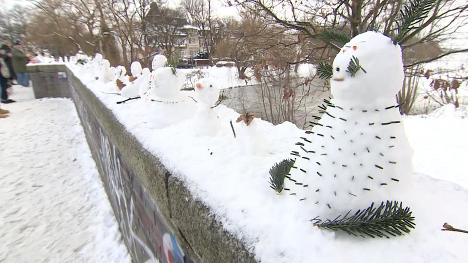 Hamburger bauen Schneemänner