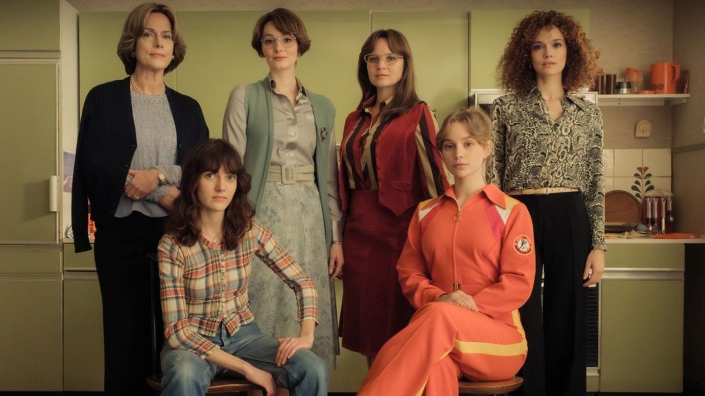 "Ku'damm 77" (v.o.l.n.u.r.): Caterina Schöllack (Claudia Michelsen), Helga von Boost (Maria Ehrich), Monika Franck-Schöllack (