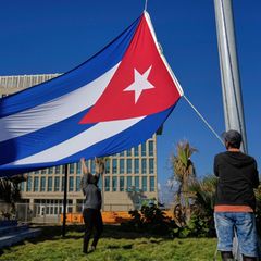 Arbeiter hissen Kubas Flagge auf Halbmast in Havanna