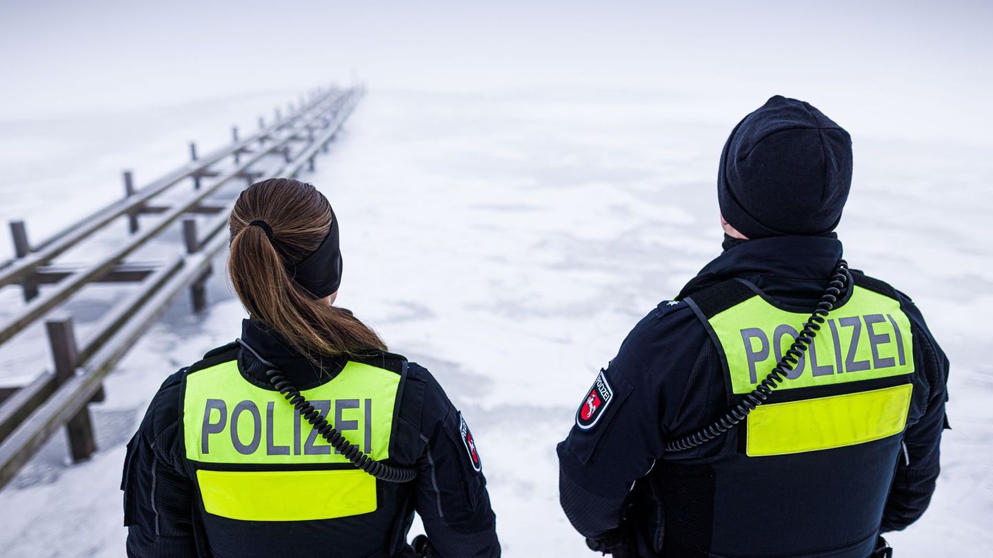 Einsatzkräfte der Polizei kontrollierten am Sonntagmorgen die Eisfläche des zugefrorenen Steinhuder Meeres. Foto: Moritz Franken