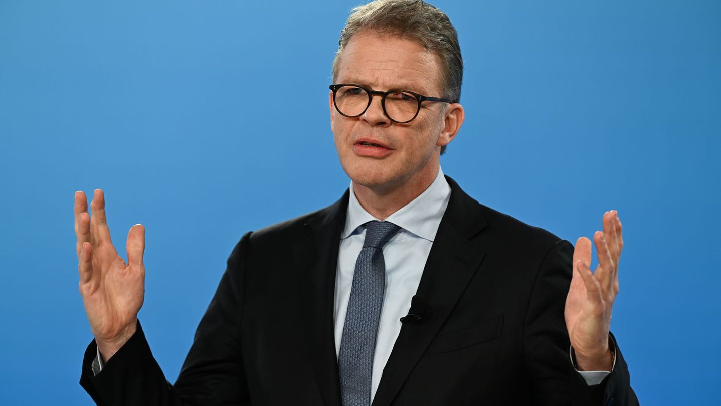 Deutsche-Bank-Chef Sewing richtet einen dringenden Appell an Politik und Beschäftigte. (Archivbild) Foto: Arne Dedert/dpa