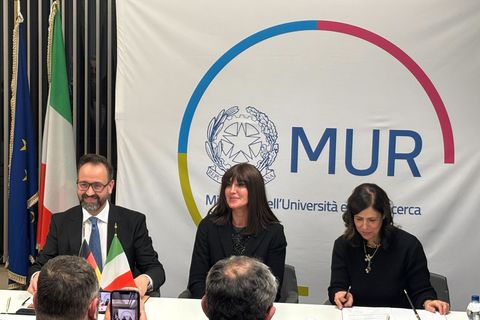 Sachsens Ministerpräsident hatte die Absichtserklärung schon vorher unterzeichnet. Foto: Robert Messer/dpa