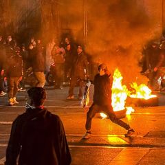 Iran: Protestierende blockieren eine Straße in Teheran mit brennenden Reifen