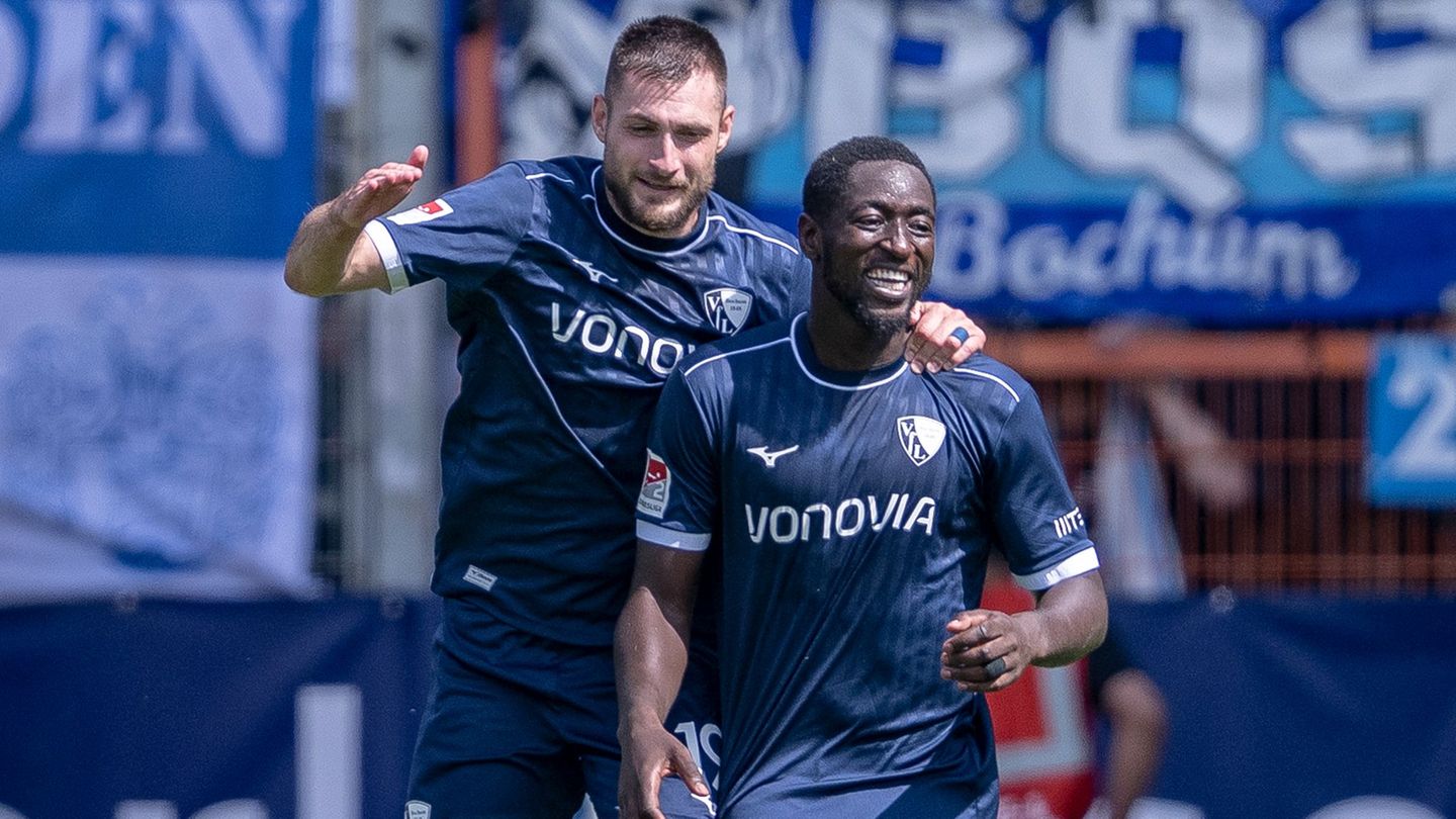Bochumer Sissoko (r) wechselt nach Frankreich. (Archivbild) Foto: David Inderlied/dpa