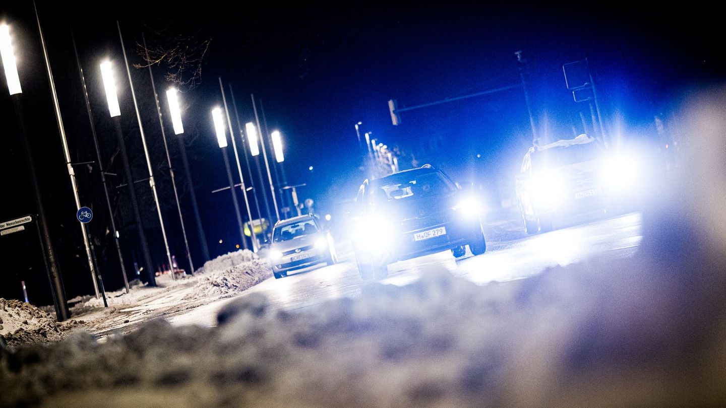 Schnee säumt den Straßenrand im Verkehr von Hannover. Foto: Moritz Frankenberg/dpa
