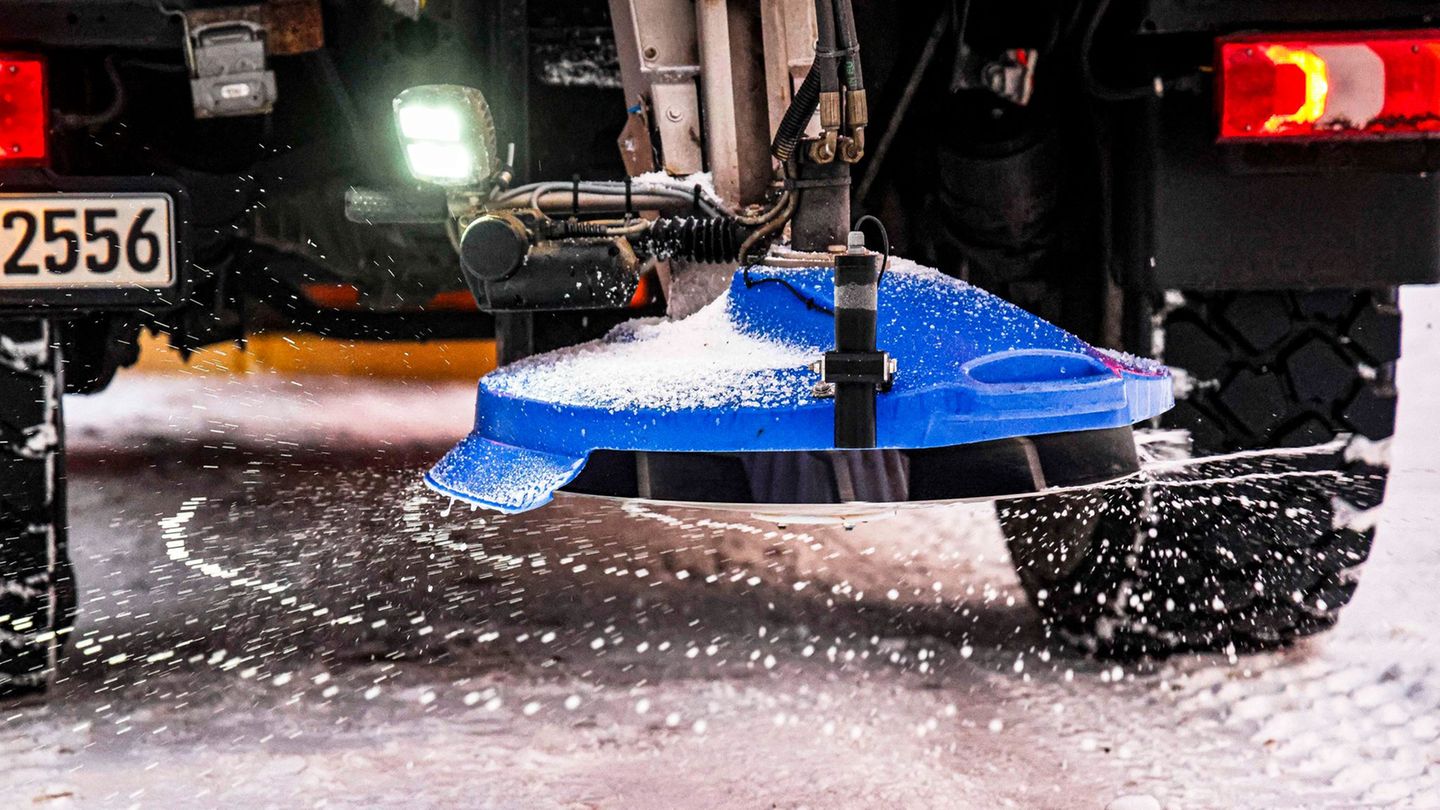 Eisregen und überfrierende Nässe haben auf der Autobahn A7 zu mehreren Unfällen geführt. Foto: Frank Molter/dpa